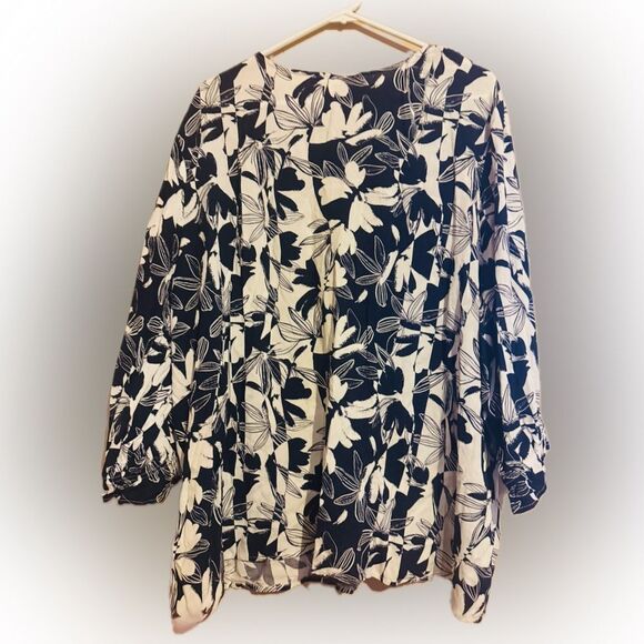 NWT COMO BLU NWT PLUS Women 3x White Navy/Dark Blue Floral Flowy ,V-Neck - Picture 2 of 7